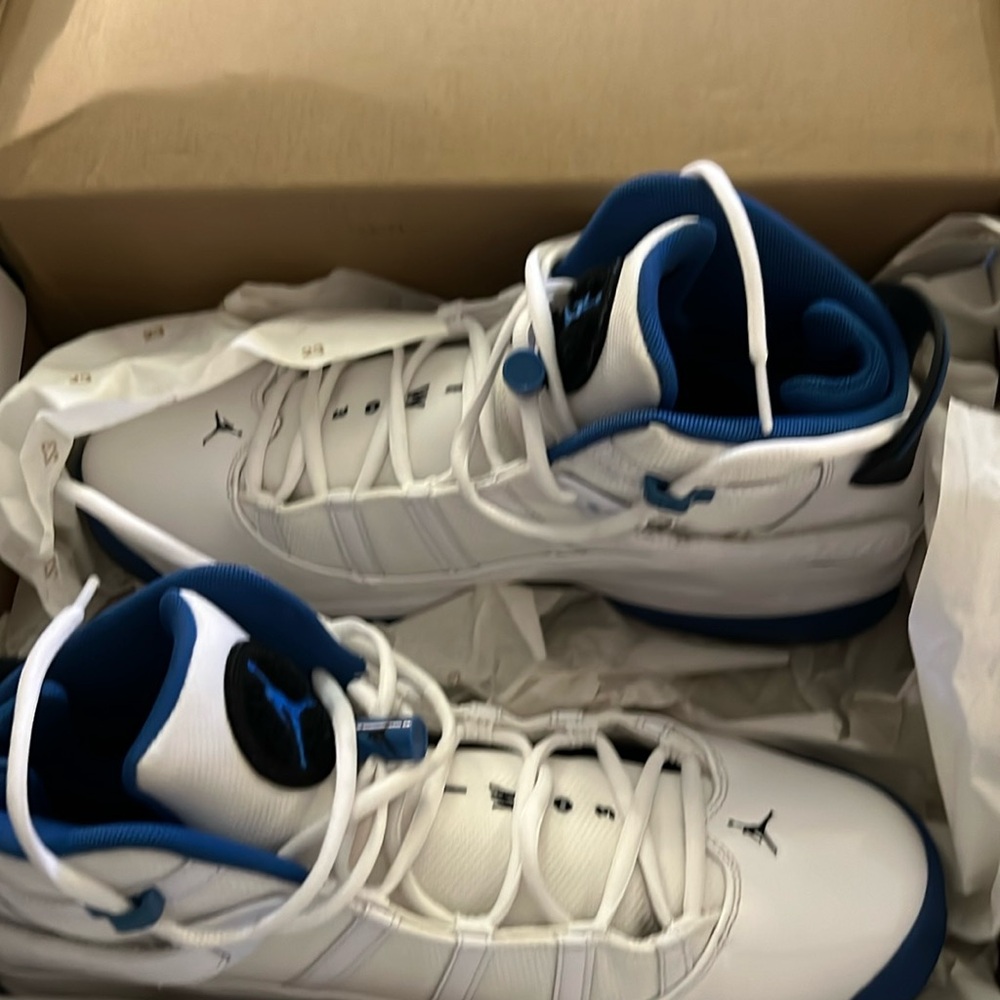 Selling my Jordan’s barley worn
